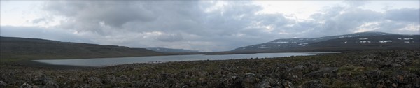 Вид на озеро с утками с протоки и развидневшийся Хикикаль